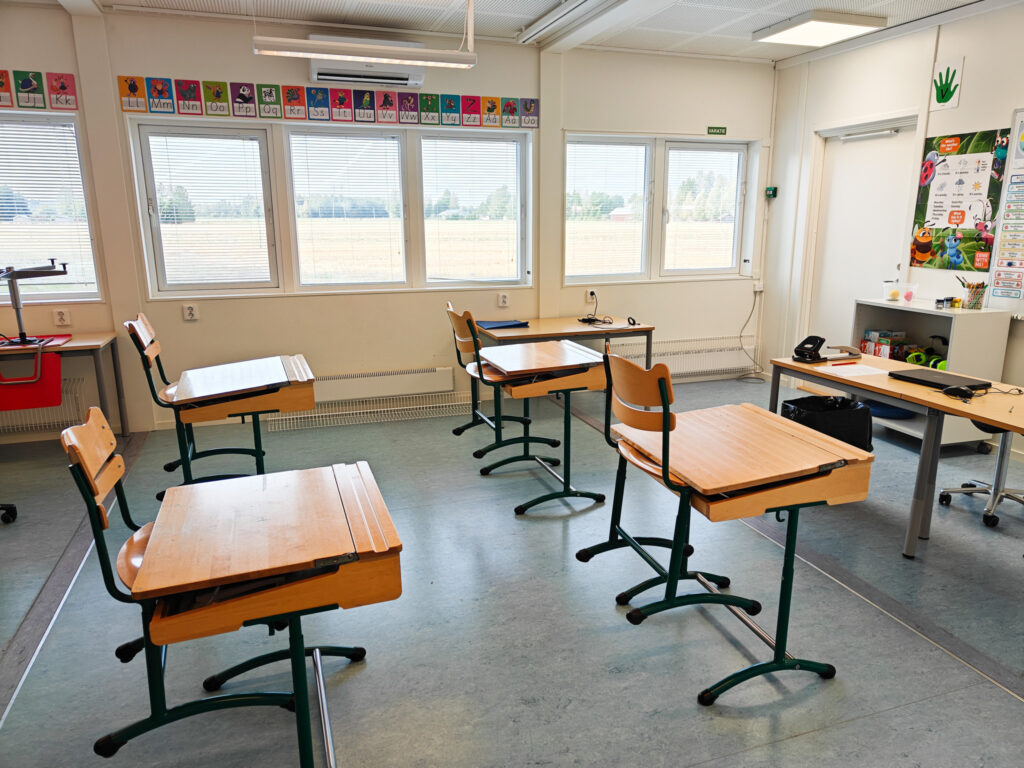Luokkatila, johon on sijoitettu pulpetteja väljästi.